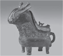 写真１１ 「鳳鳥紋兕觥」 （周代早期。丹徒烟墩山出土。上 海 博 物 館）出典：Wikimedia Commons