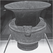 写真３ 饕餮文尊 （殷後期。上 海 博 物 館）出典：Wikimedia Commons