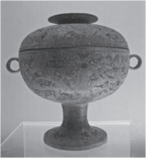写真８ 「象嵌狩猟文豆」 （春秋後期。上 海 博 物 館）出典：Wikimedia Commons